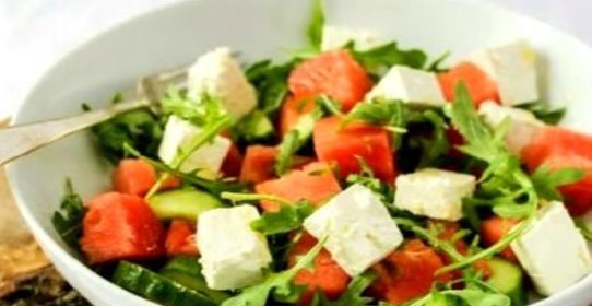 Салат с арбузом, рукколой и фетой