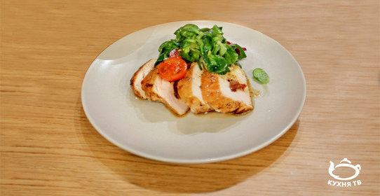 Запеченная куриная грудка, фаршированная вялеными томатами и моцареллой