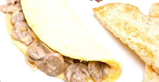 Омлет с грибным соусом