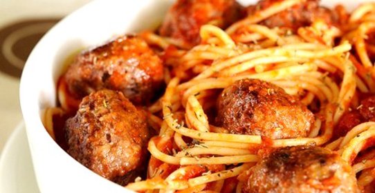 Спагетти с мясными шариками в томатном соусе