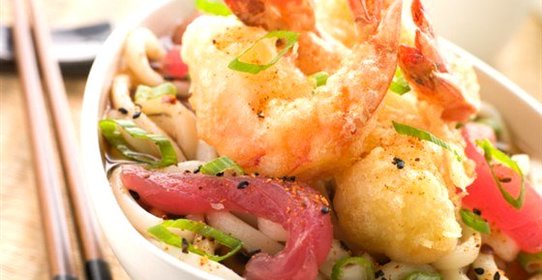 Жареная лапша удон с креветками, тофу и пореем