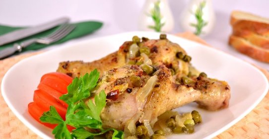 Куриные ножки запеченные на луковой подушке с горошком