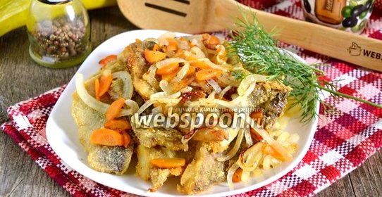 Минтай жареный с луком и морковью