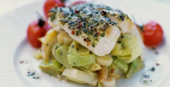 Филе тиляпии, запеченное на подушке из лука-порея