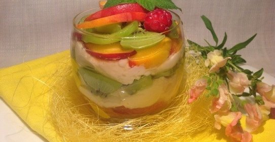 Творожный мусс с персиками и киви