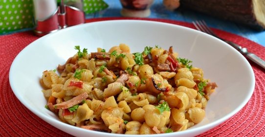 Ракушки с сосисками и баклажанами в мультиварке