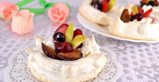 Пирожное-безе с мороженым и ягодно-фруктовым ассорти