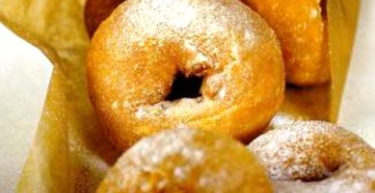 Пончики с апельсиновым соусом