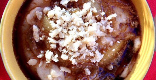 Грушевая манная каша с крошкой марципана и грушей в сиропе