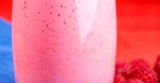 Витаминный напиток из малины и лайма