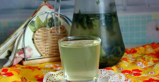 Витаминный напиток из листьев облепихи с медом и мятой