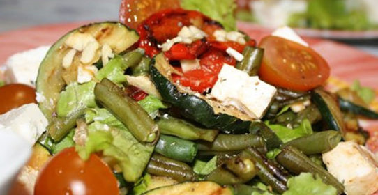 Теплый салат-гриль с брынзой