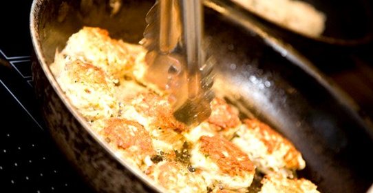 Крабовые котлеты с чили и ароматным соусом