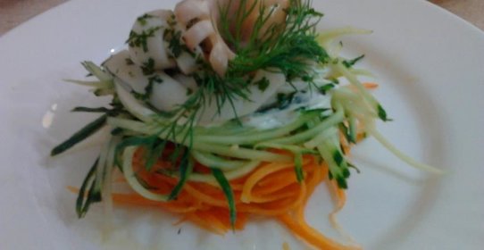 Слоенный салат с кальмаром и овощами