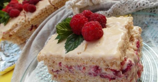 Вафельный торт с малиной (без выпечки)