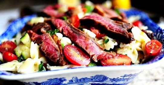 Паста салат с помидорами, цукини, и сыром Фета