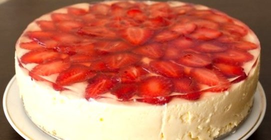 Бисквитный торт с клубникой