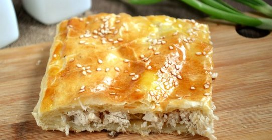 Пирог из слоеного теста с курицей
