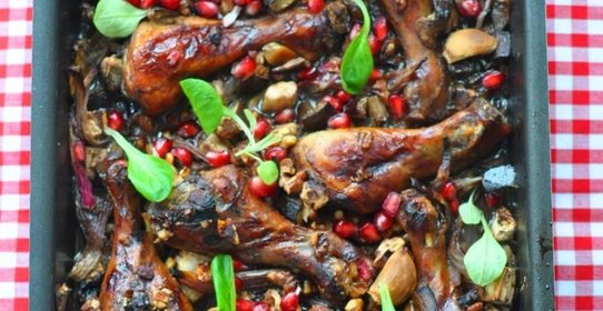 Куриные ножки, запеченные с баклажанами, грецкими орехами и гранатом по Оливеру