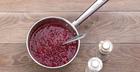 Горячий свекольник со сметаной