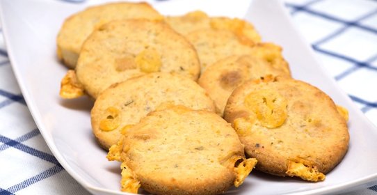 Сырное печенье с розмарином и черным перцем