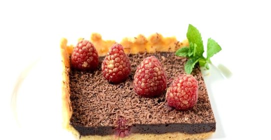 Шоколадный пирог с малиной