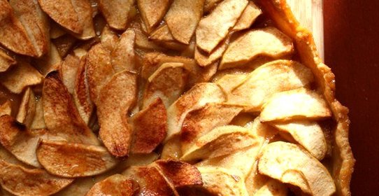 Открытый яблочный пирог с апельсиновым соком и корицей