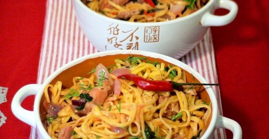 Яичная лапша с грудинкой