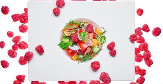 Овощной салат с малиной и фезалисом, заправленный легким гаспачо