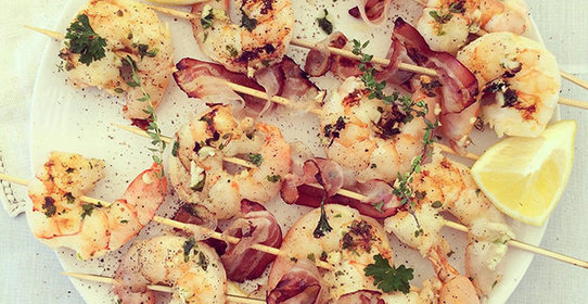 Шашлычки с креветками и беконом
