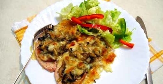 Запеченная индейка с грибами