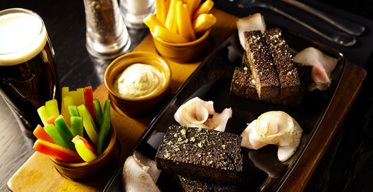 Салат с бананами, ветчиной и изюмом