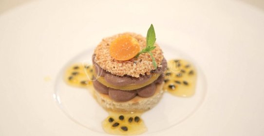 Банановый десерт с твилем кунжут, сорбэ и желе маракуя