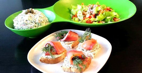 Тосты с зеленым маслом и семгой