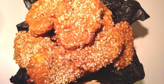 Лепешки с кунжутом, семечками и сыром на сыворотке