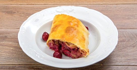 Штрудель с вишней, маскарпоне и миндалем