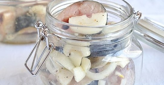 Скумбрия с луком и морковью в банке