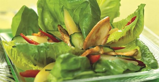 Теплый куриный салат со сладким перцем