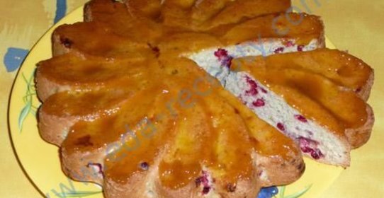 Пирог с брусникой и орехами