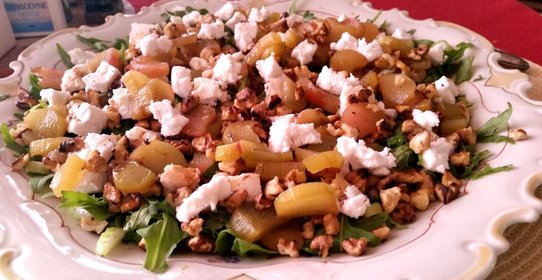 Салат с ревенем и козьим сыром