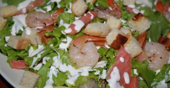 Салат со слабосоленым лососем и коктейльными креветками