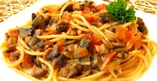 Спагетти с овощами и соевым соусом