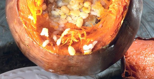 Тыква, фаршированная сладким пловом