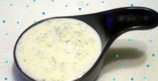 Йогуртовый соус с чесноком и маринованным огурцом