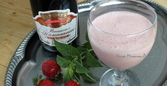 Коктейль с клубникой и мятой