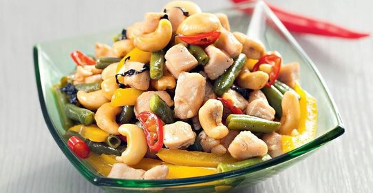 Курица с зеленой фасолью, перцем и кешью