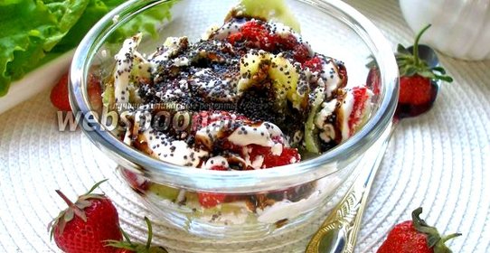 Салат клубнично-огуречный