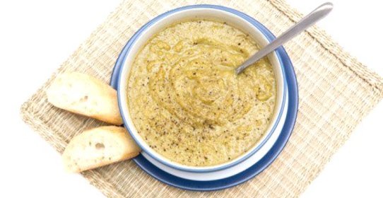 Холодный крем-суп с зеленым горошком и цукини по‑средиземноморски