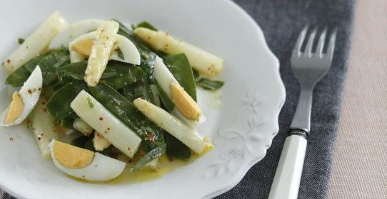 Салат из спаржи и молодого горошка