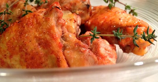 Запеченные куриные ножки, маринованные в кокосовом молоке со специями тандури